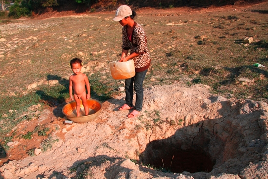 Gia đình đi “mót” nước giữa hồ.